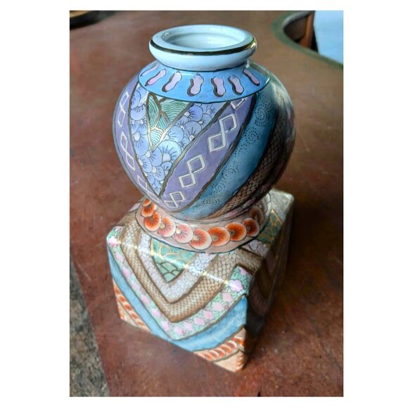 Exquisite Intricately Hand painted and Glazed Porcelain Square/Bulb Vase - Picture 7 of 13